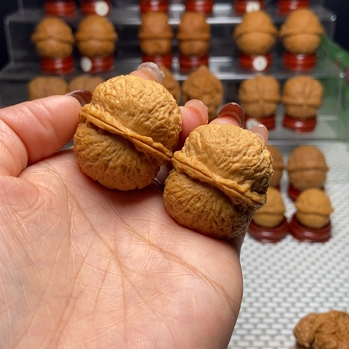 嗨***，文玩核桃把件3鱼籽纹绣球