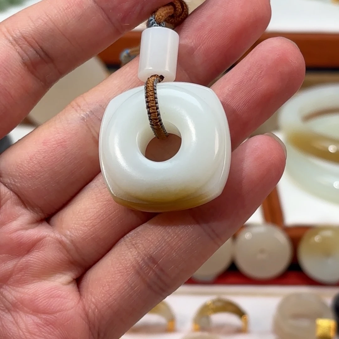 *****和田玉未镶嵌颈饰