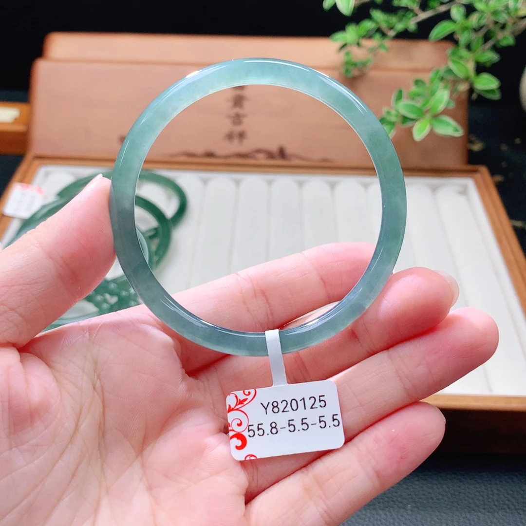 翡翠未镶嵌手镯（圆镯）