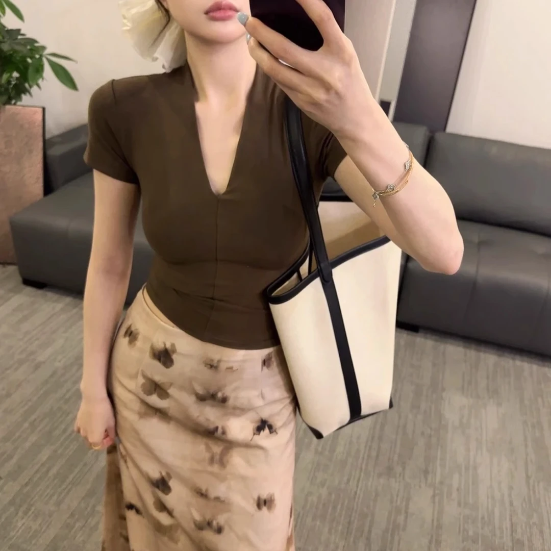 咖色v领短袖t恤女2025年新款夏季高级感紧身显瘦独特法式小上衣潮