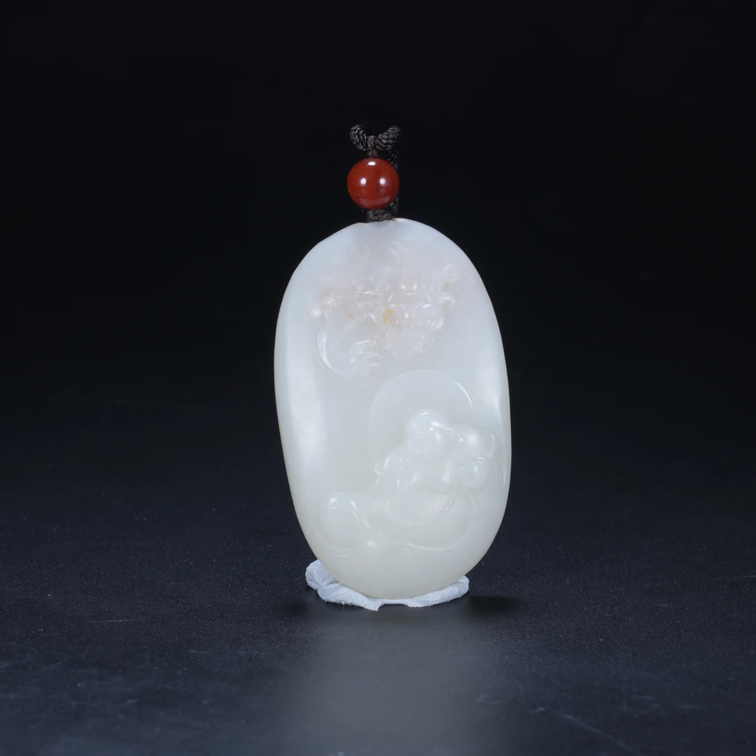 lot19和田玉祥龙护佛挂件/保利拍卖