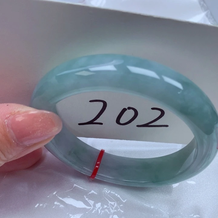 翡翠手镯未镶嵌翡翠