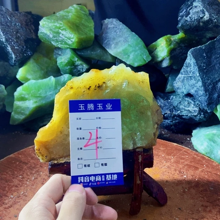 松***月未镶嵌蛇纹石玉岫玉原石