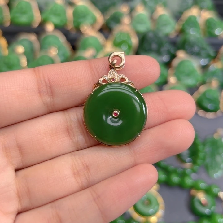 颈饰18K金镶嵌和田玉（碧玉）