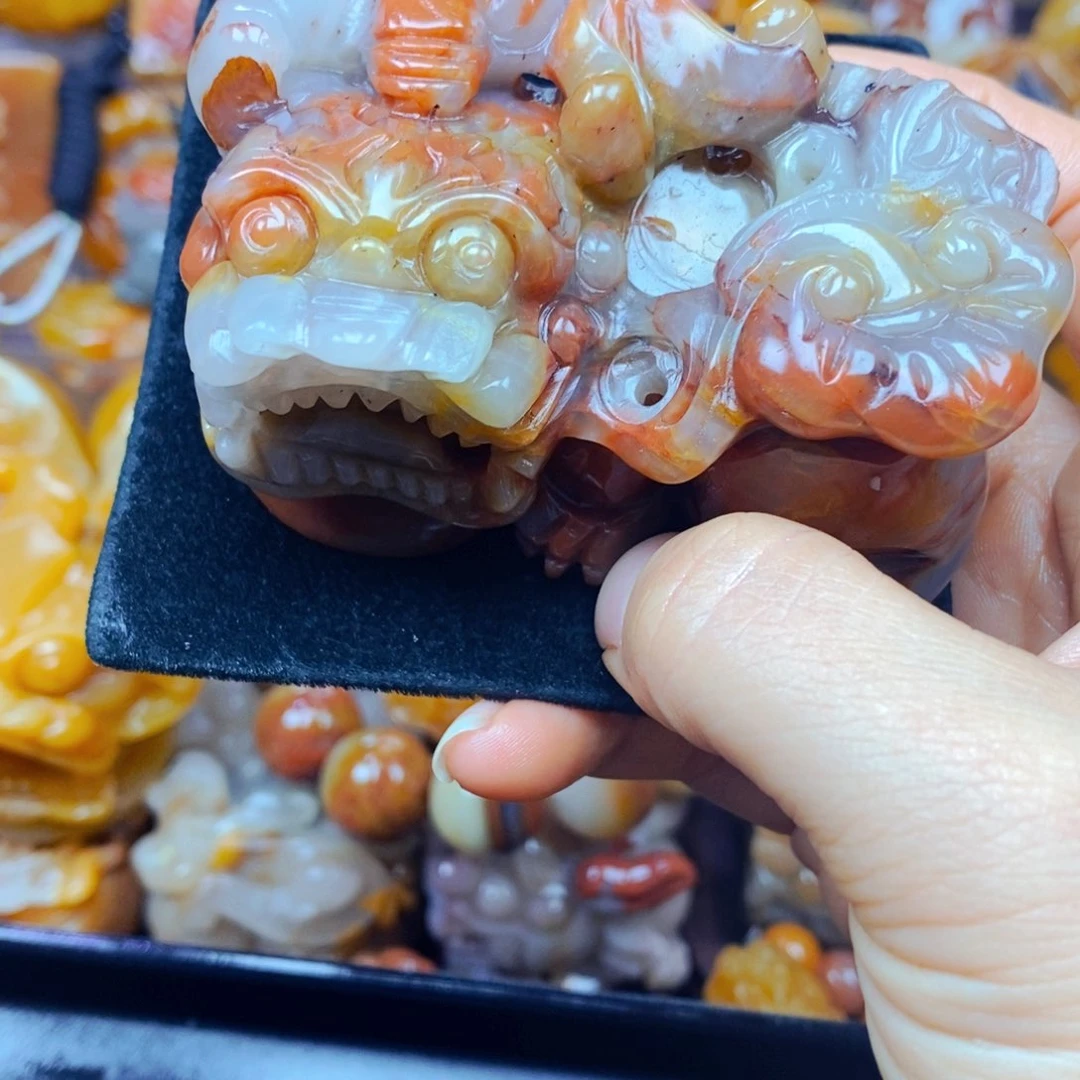 未镶嵌石英质玉（黄龙玉）颈饰