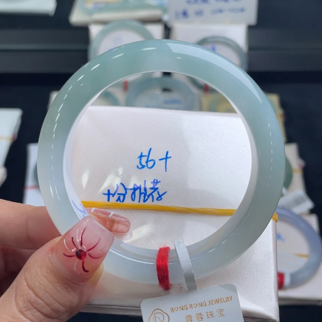 翡翠手镯未镶嵌翡翠手镯