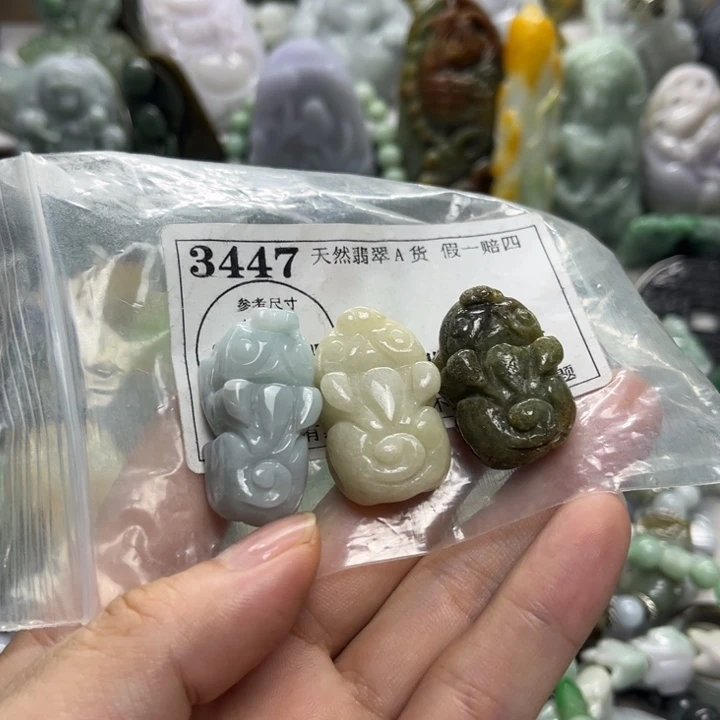 翡翠未镶嵌颈饰3447瑕疵