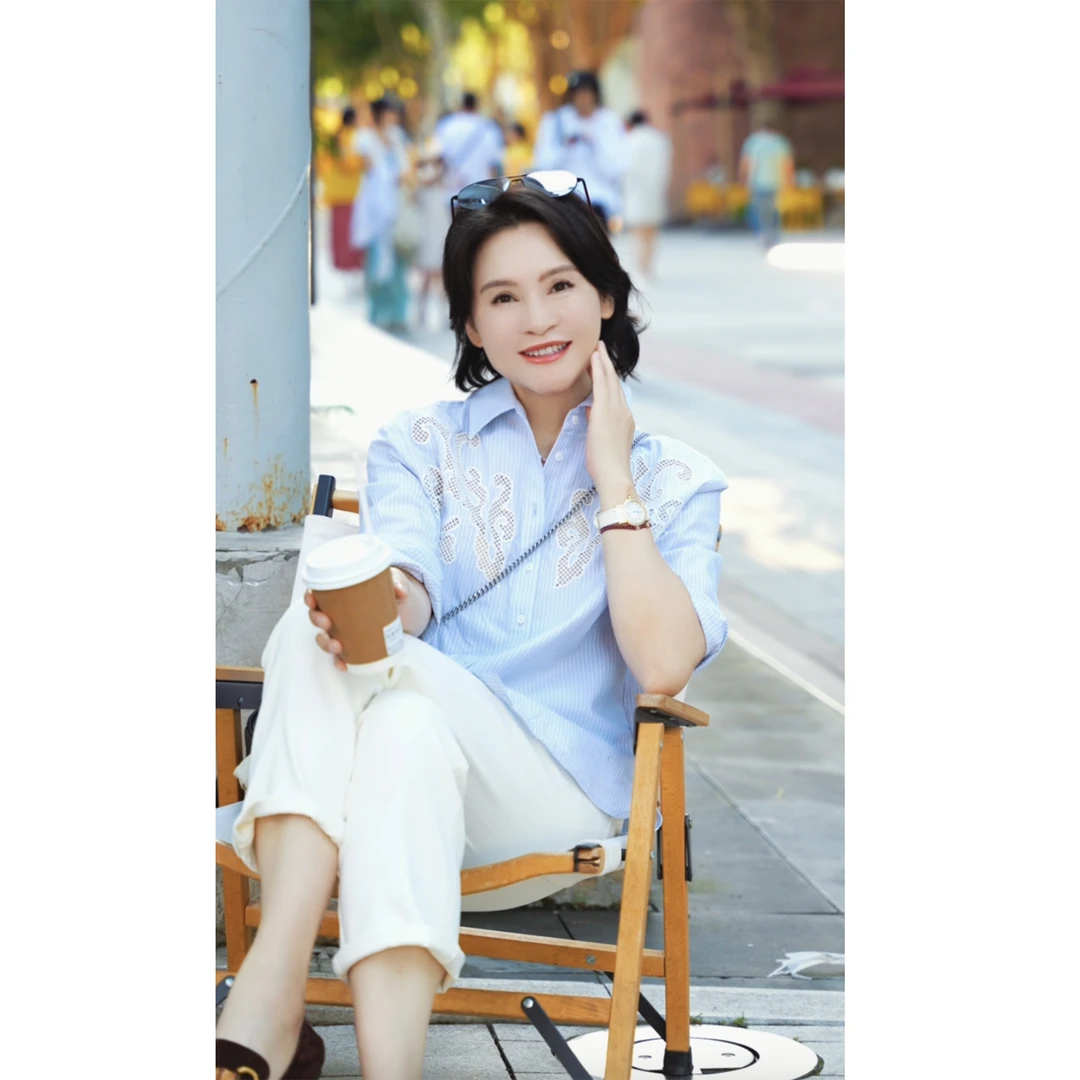 我是摩羯 星光益彩条纹衫 100高支高密棉15W针网格镂空绣花衬衫