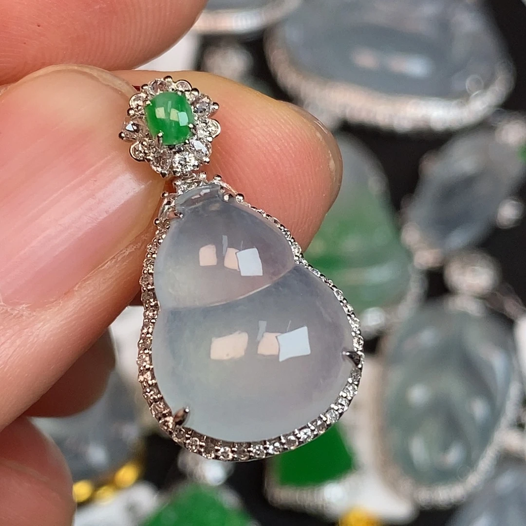 翡翠18K金镶嵌颈饰葫芦