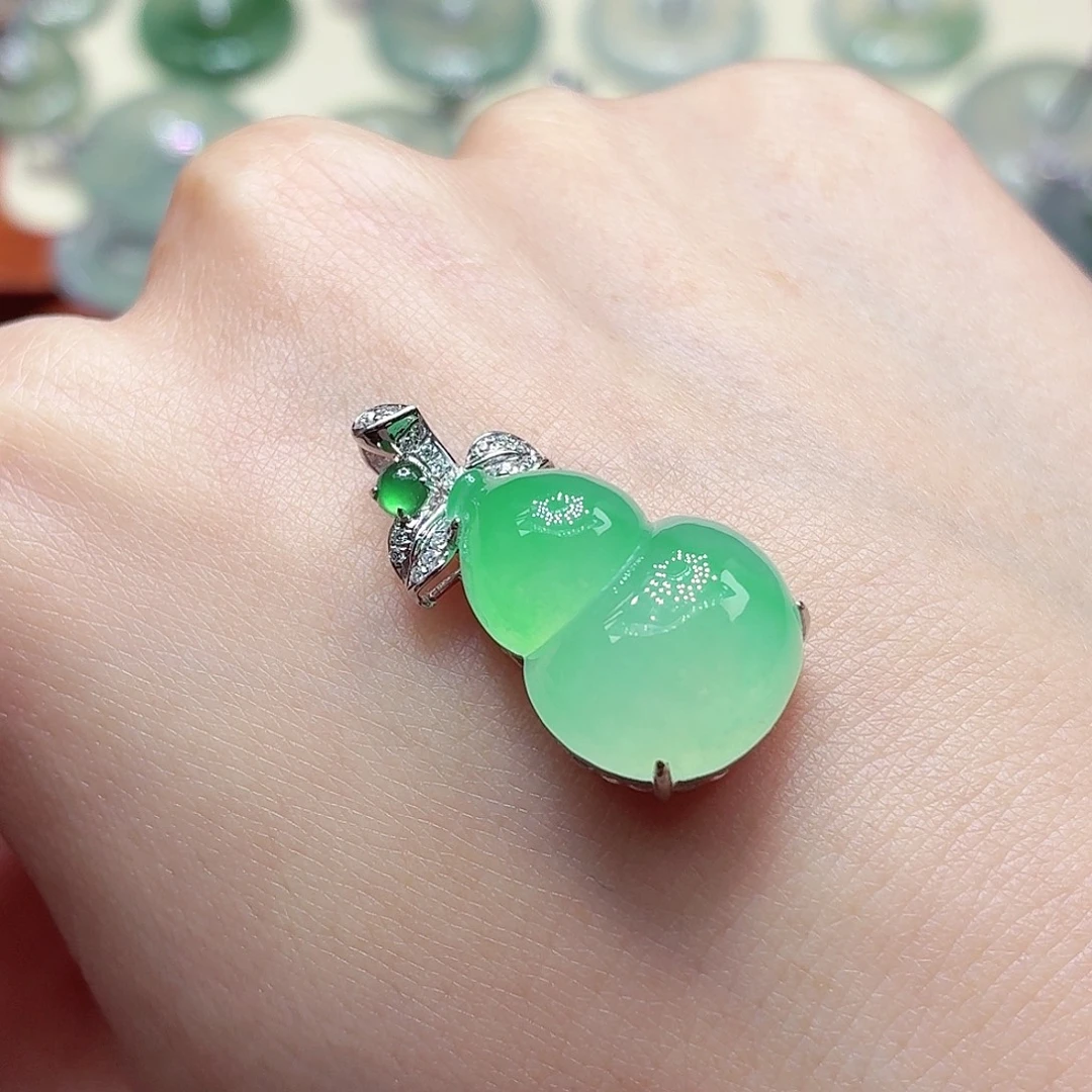 翡翠18K金镶嵌颈饰葫芦19.6mm-13.6mm-6.6mm