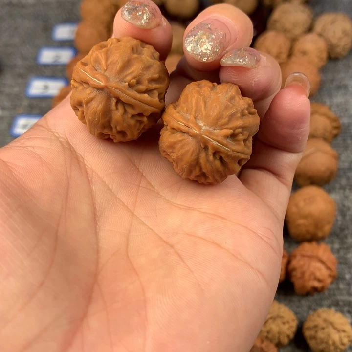 玉石方尊。