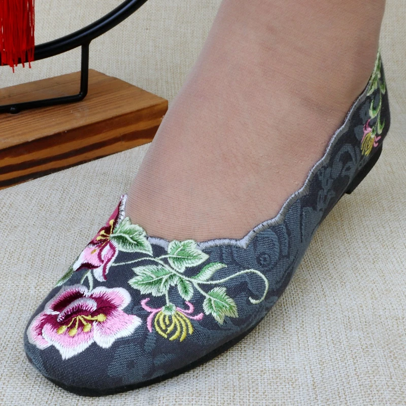 绣花鞋女老北京布鞋春季单鞋时尚软底妈妈鞋平底方头民族风奶奶鞋