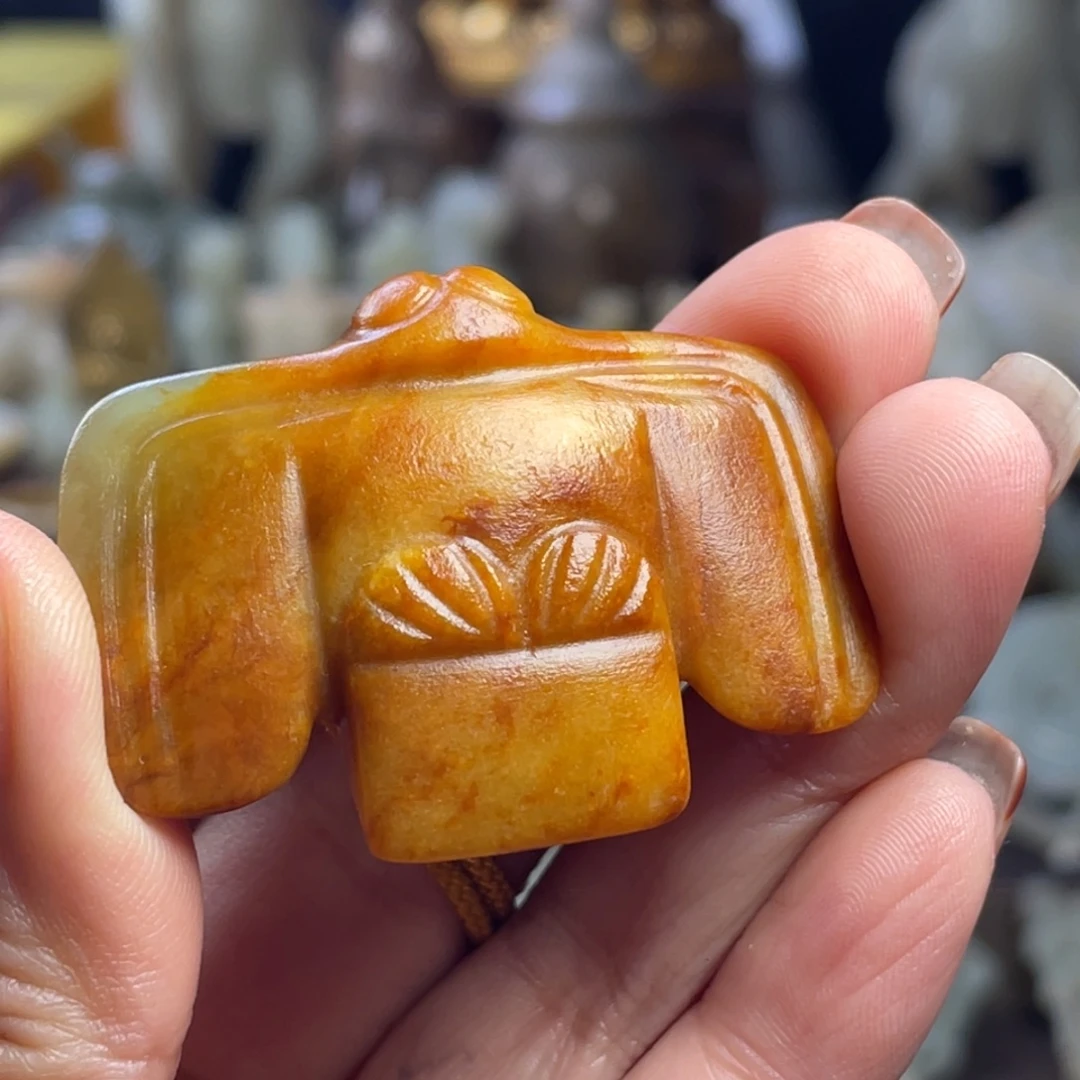 夏***虹和田玉未镶嵌颈饰