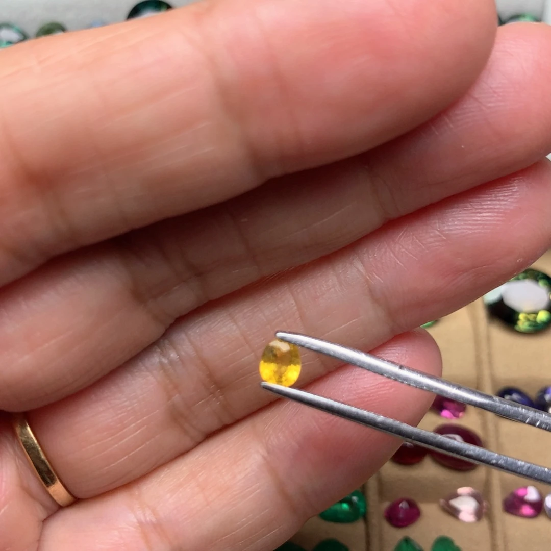 蓝宝石裸石未镶嵌