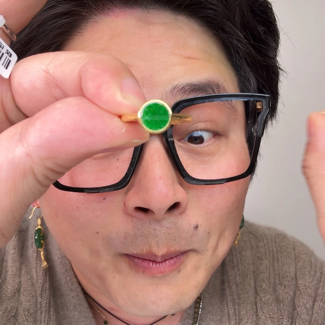 翡翠未镶嵌颈饰一件