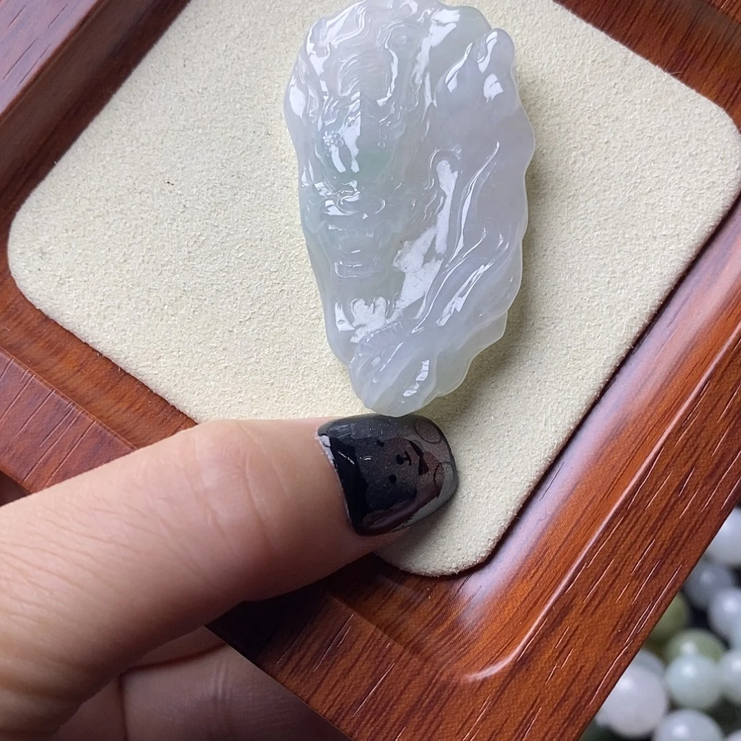 翡翠未镶嵌颈饰龙牌