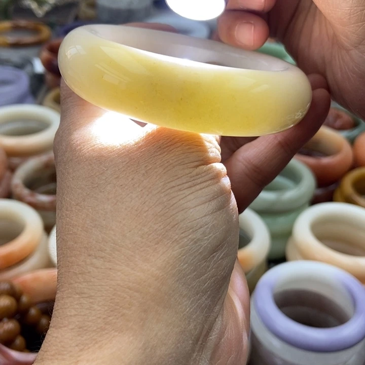石英岩玉未镶嵌手镯黄糖