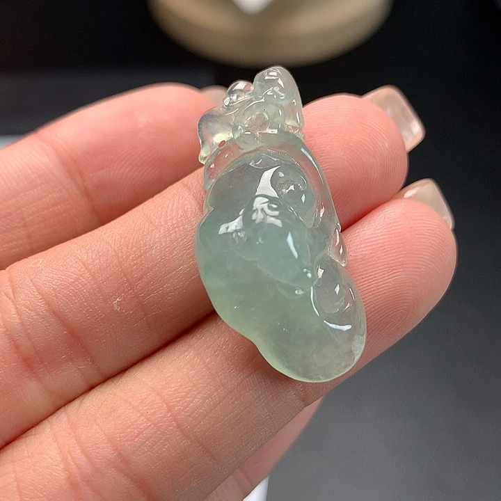 翡翠未镶嵌颈饰如意