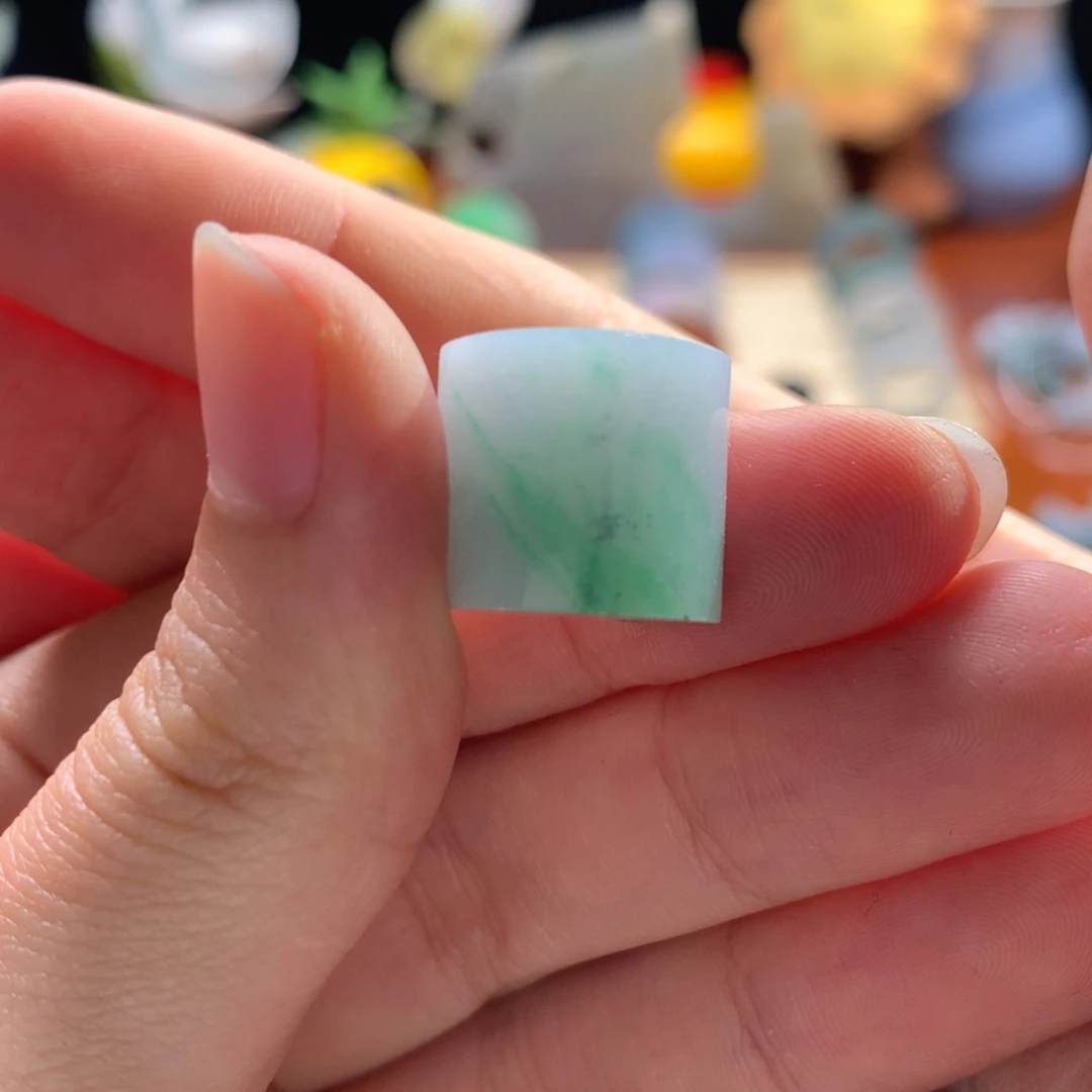 定制翡翠未镶嵌白底青桶珠