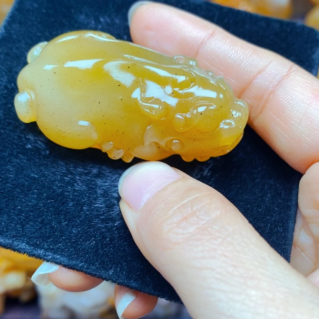 未镶嵌石英质玉（黄龙玉）颈饰