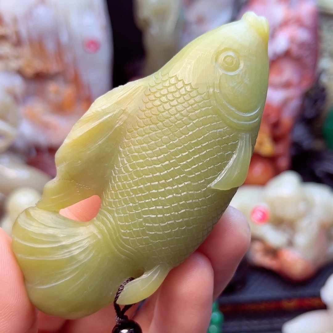 寿山石月尾绿手玩件