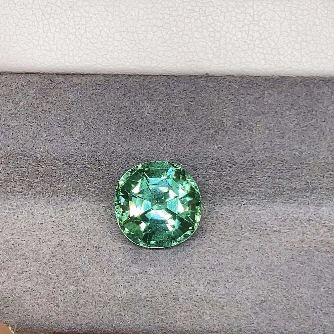 4.62克拉天然全净满火彩薄荷绿碧玺未镶嵌碧玺