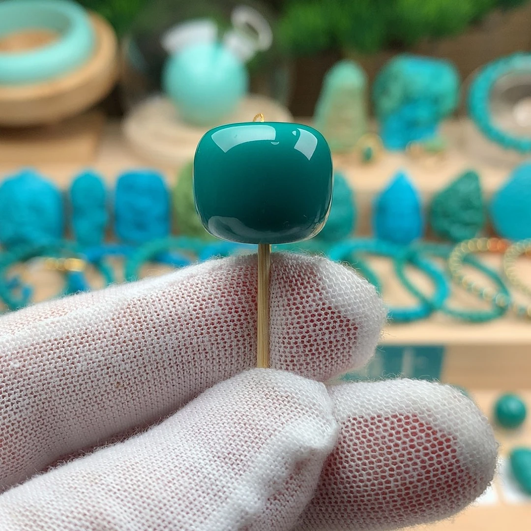 绿松石未镶嵌颈饰