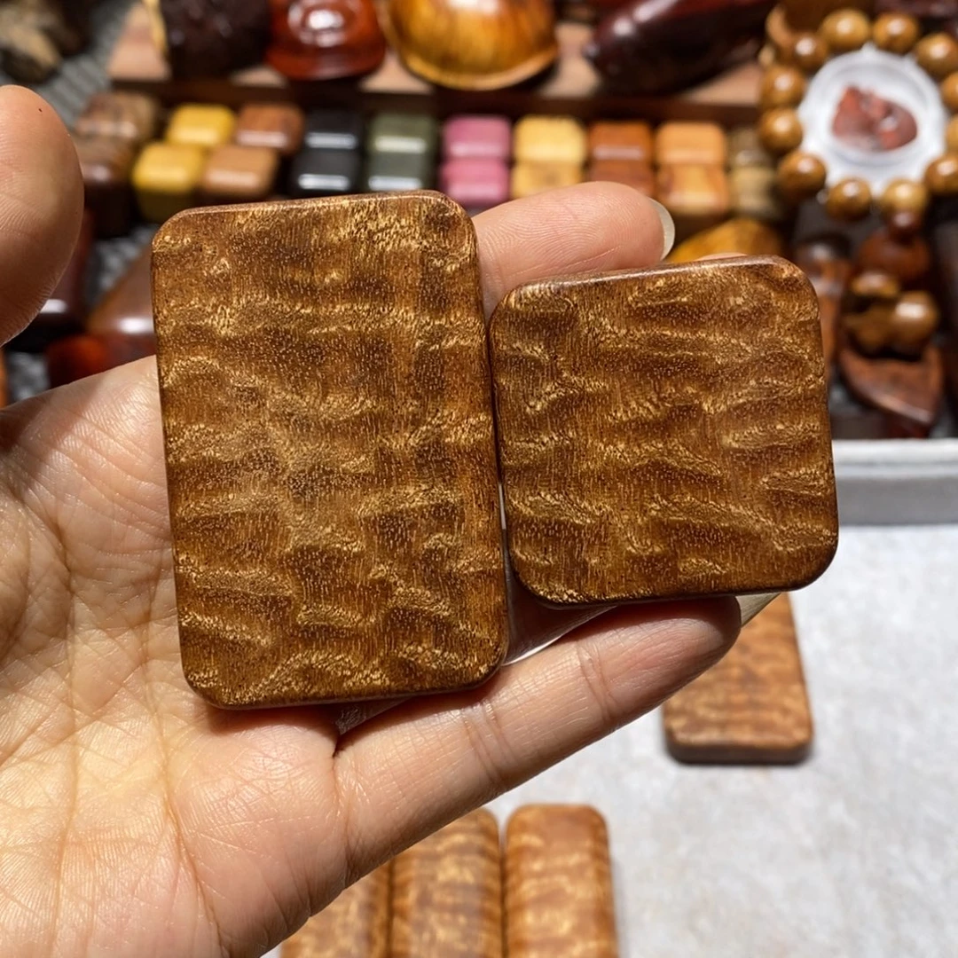 齐***胜木金丝花梨木块两个