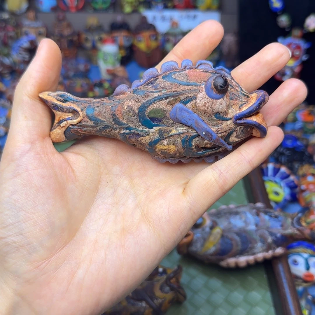琉璃非金属玻璃颈饰大鱼一只