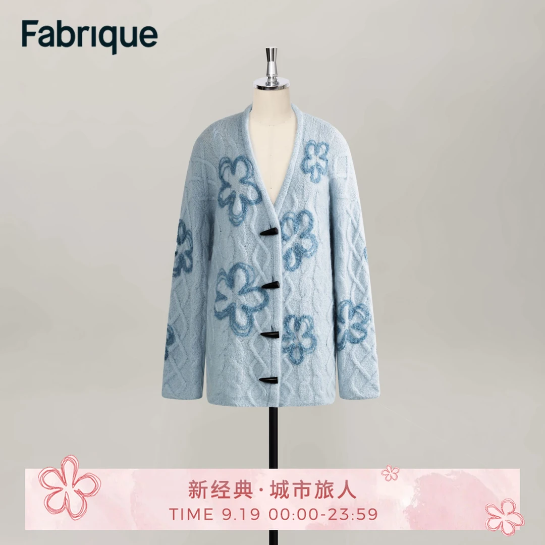 Fabrique Posie 晴空蓝绵羊毛马海毛绞花刺绣花朵宽松针织开衫