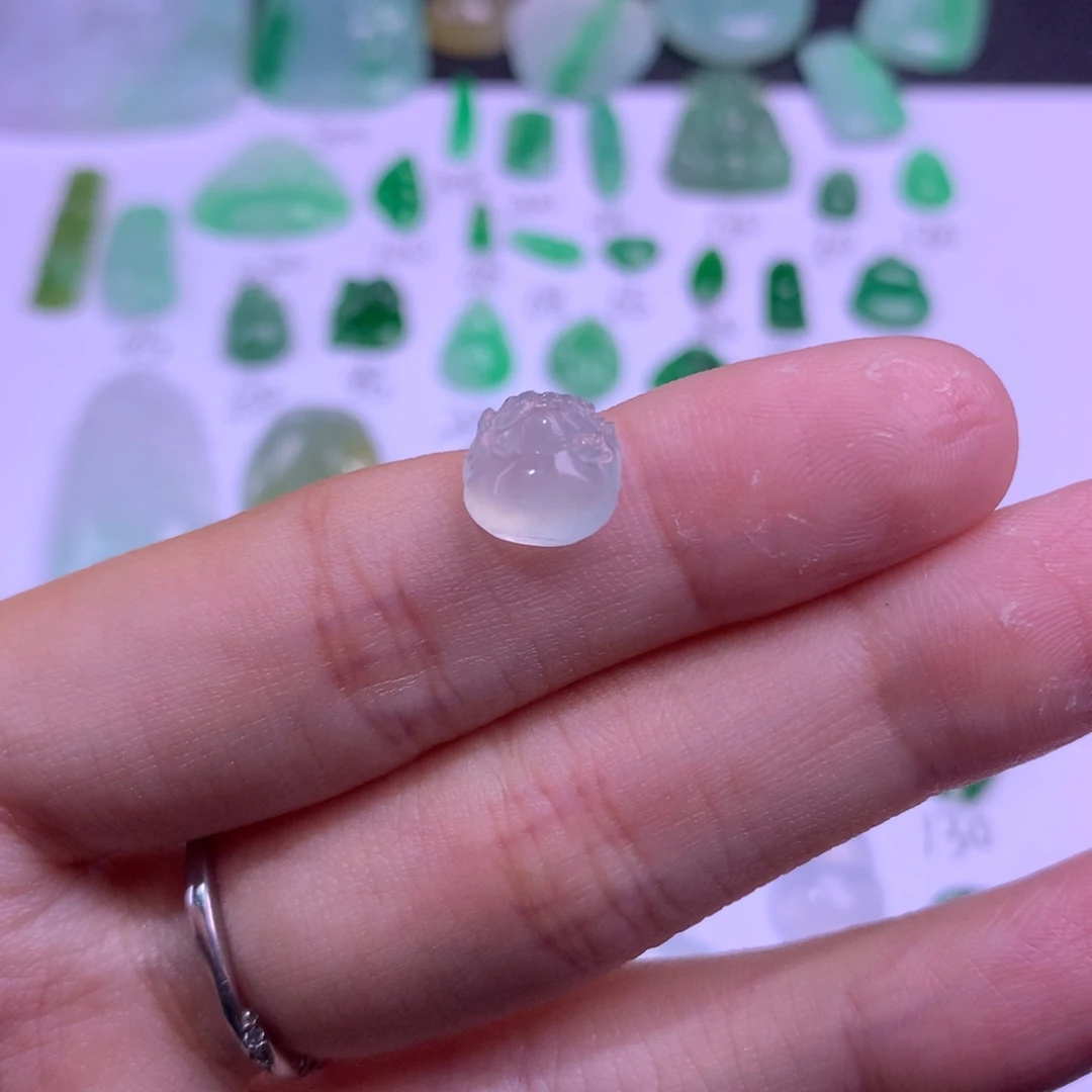 翡翠未镶嵌颈饰貔貅