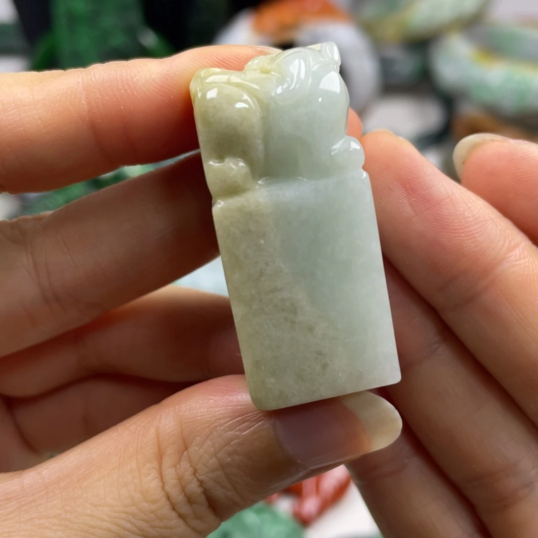 翡翠未镶嵌颈饰牌子