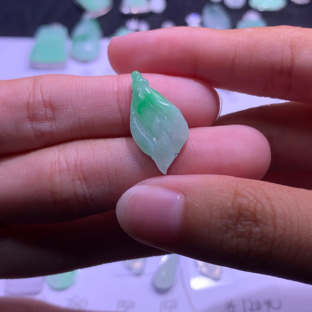 颈饰未镶嵌翡翠兰花