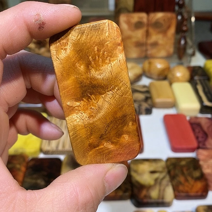 斯***撒火琉璃木质把玩件