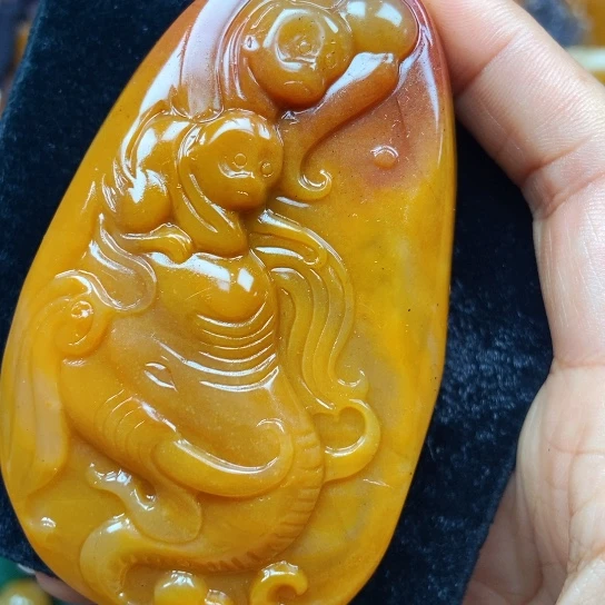 石英质玉（黄龙玉）未镶嵌颈饰