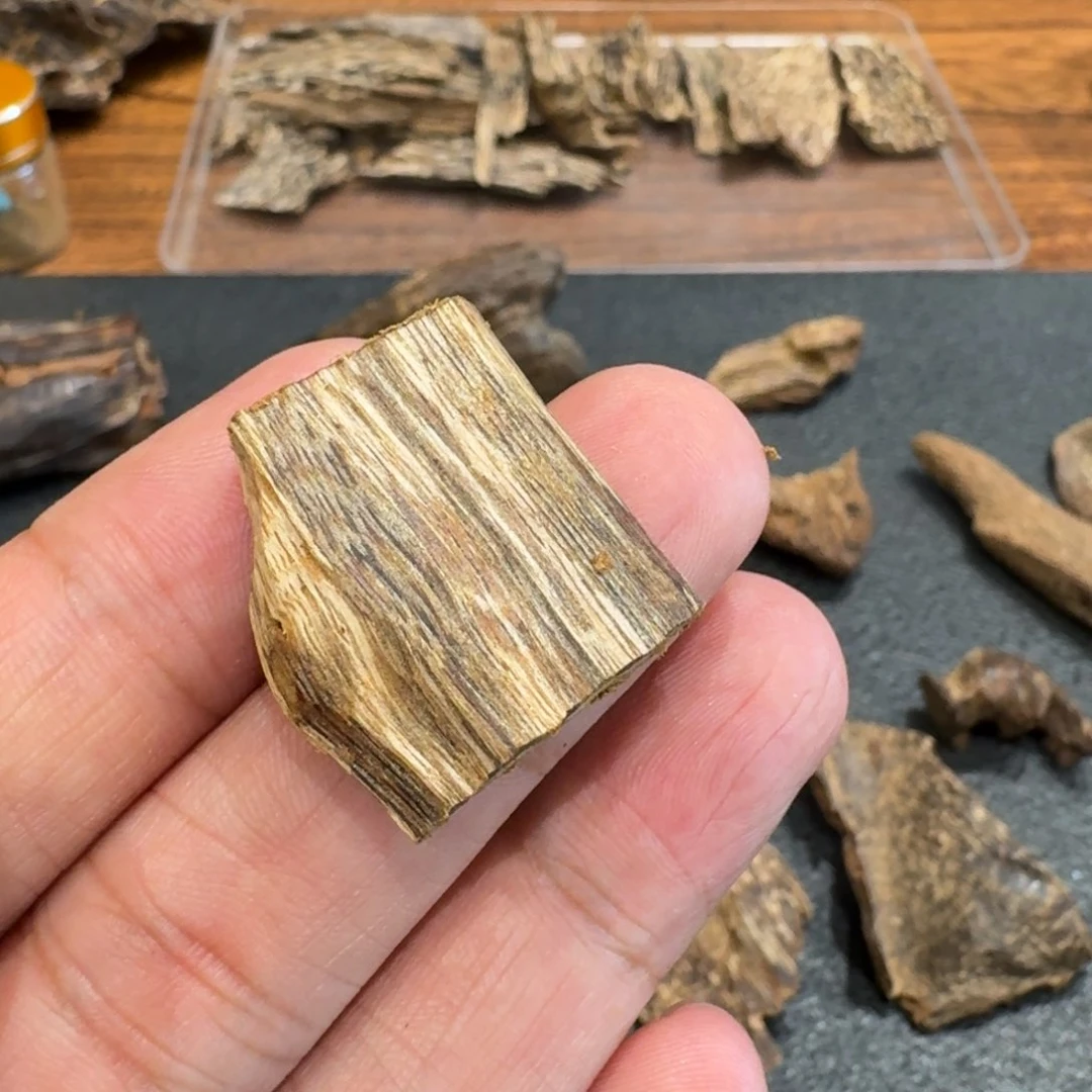 树脂制品爱****茶绿棋母树打孔六年 3.59 克