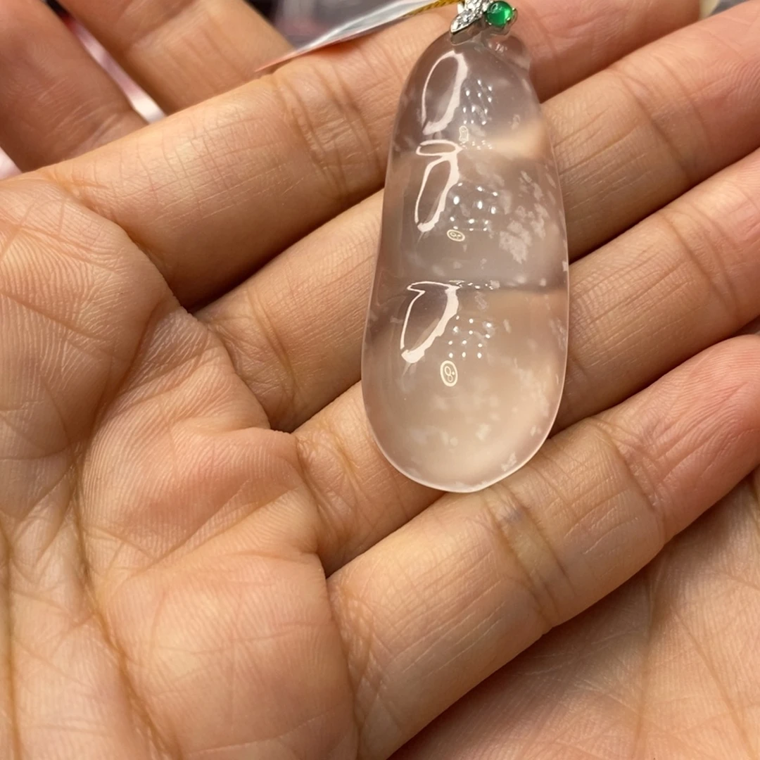 晨****石英质玉未镶嵌吊坠