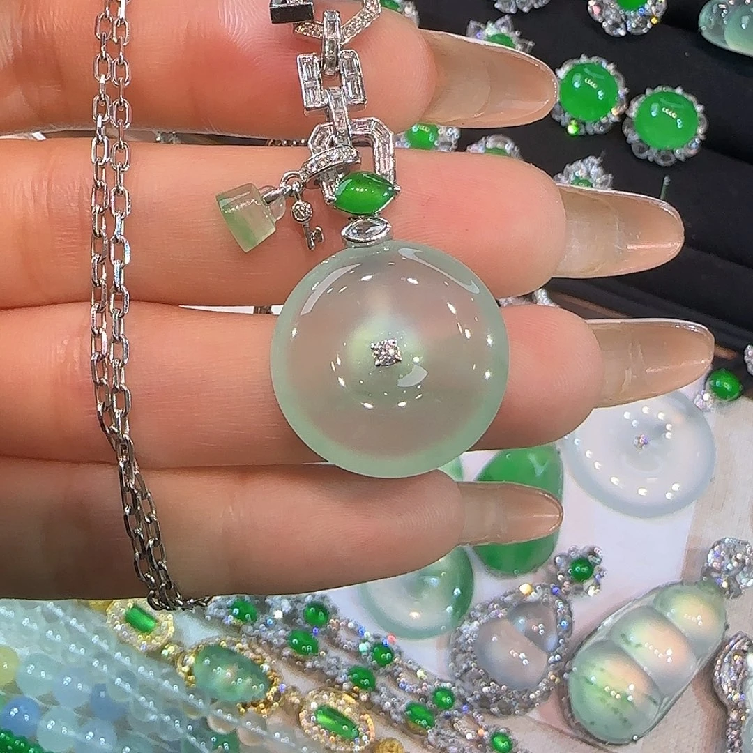 翡翠18K金镶嵌颈饰