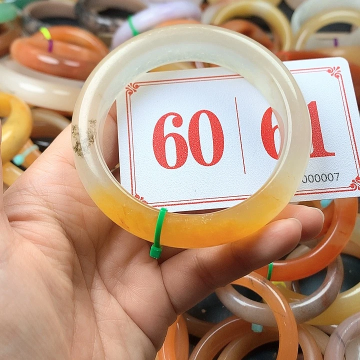 未镶嵌石英质玉（黄龙玉）手镯