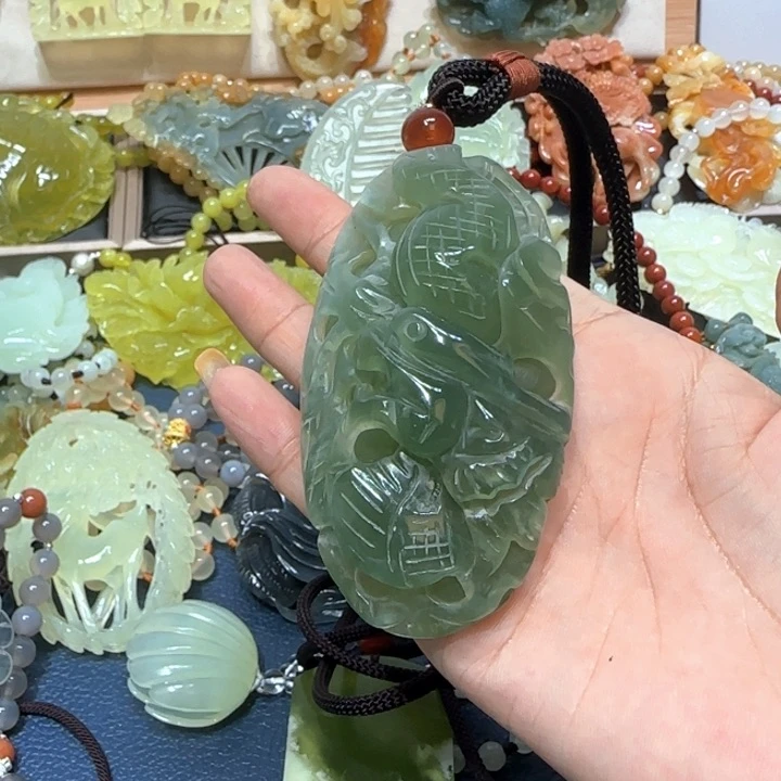 未镶嵌蛇纹石玉吊坠