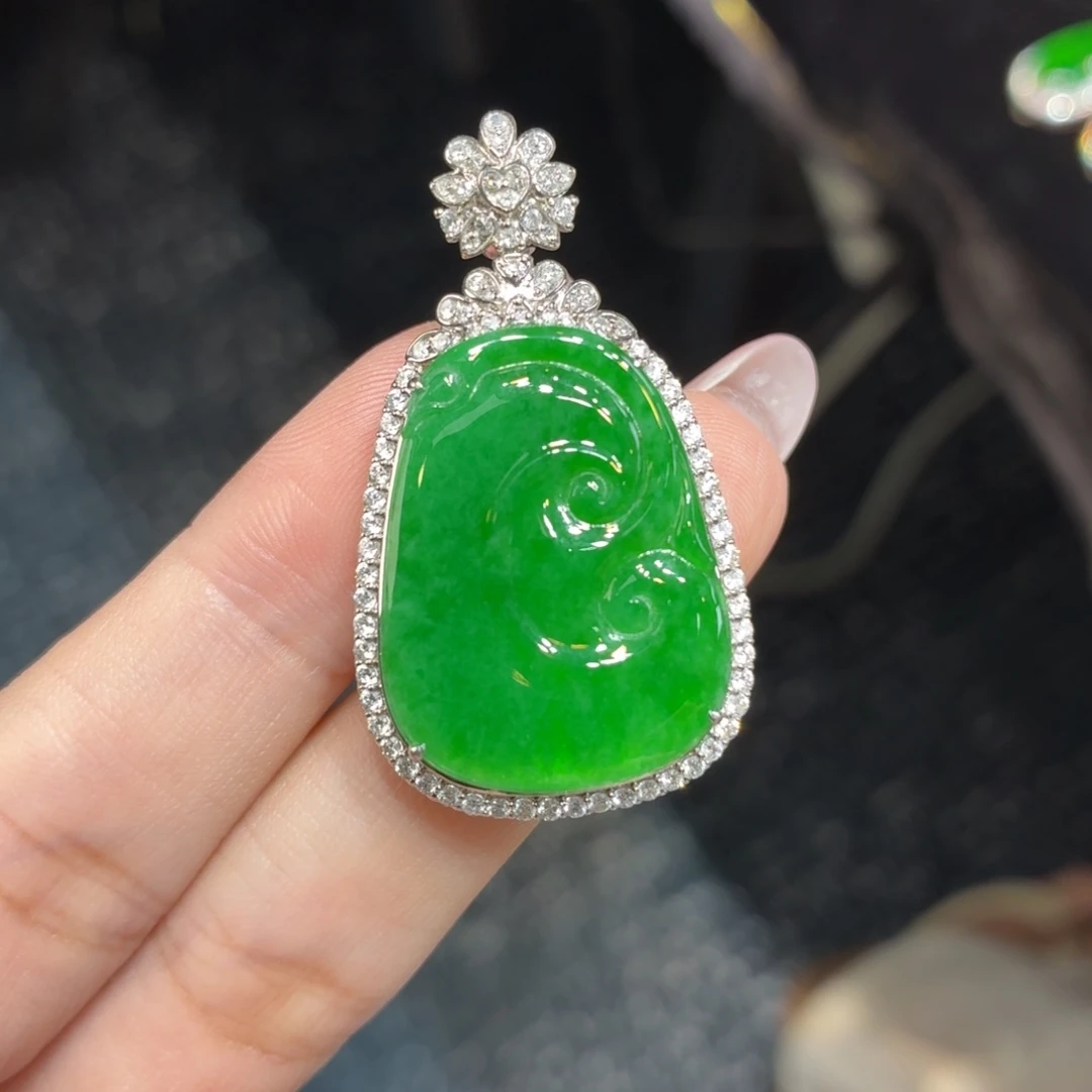 翡翠18K金镶嵌颈饰