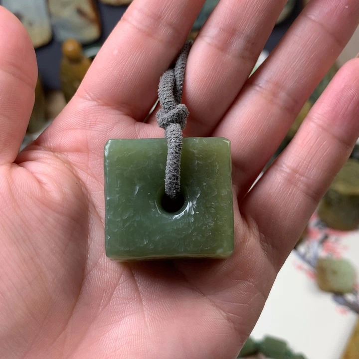 透闪石质玉挂件未镶嵌