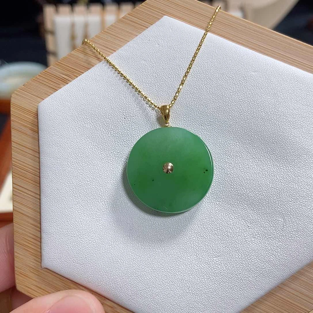 和田玉吊坠(赠链)18K金镶嵌