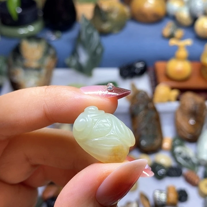 乐***扬透闪石质玉未镶嵌挂件