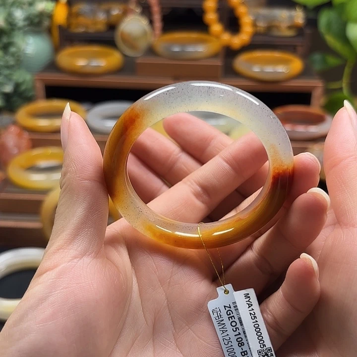 俗***尘石英质玉（黄龙玉）未镶嵌手镯