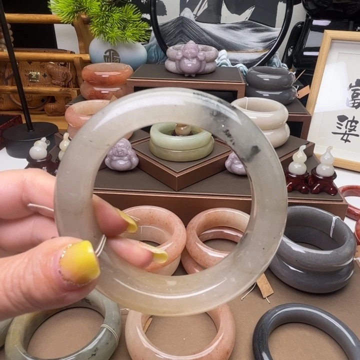 敖***英合金手镯石英岩玉