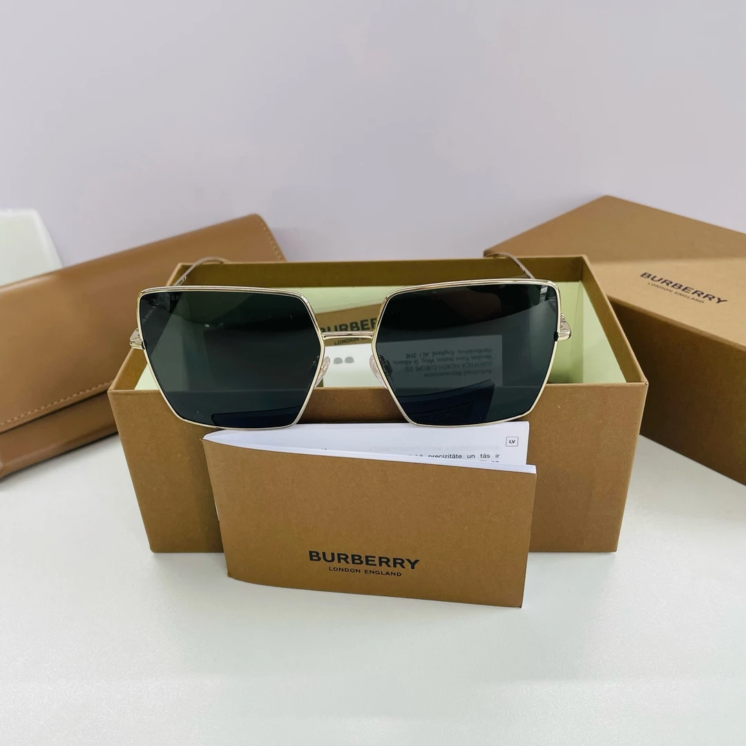 未使用 BURBERRY/博柏利 百搭墨镜 货号5597 0BE3133 9924