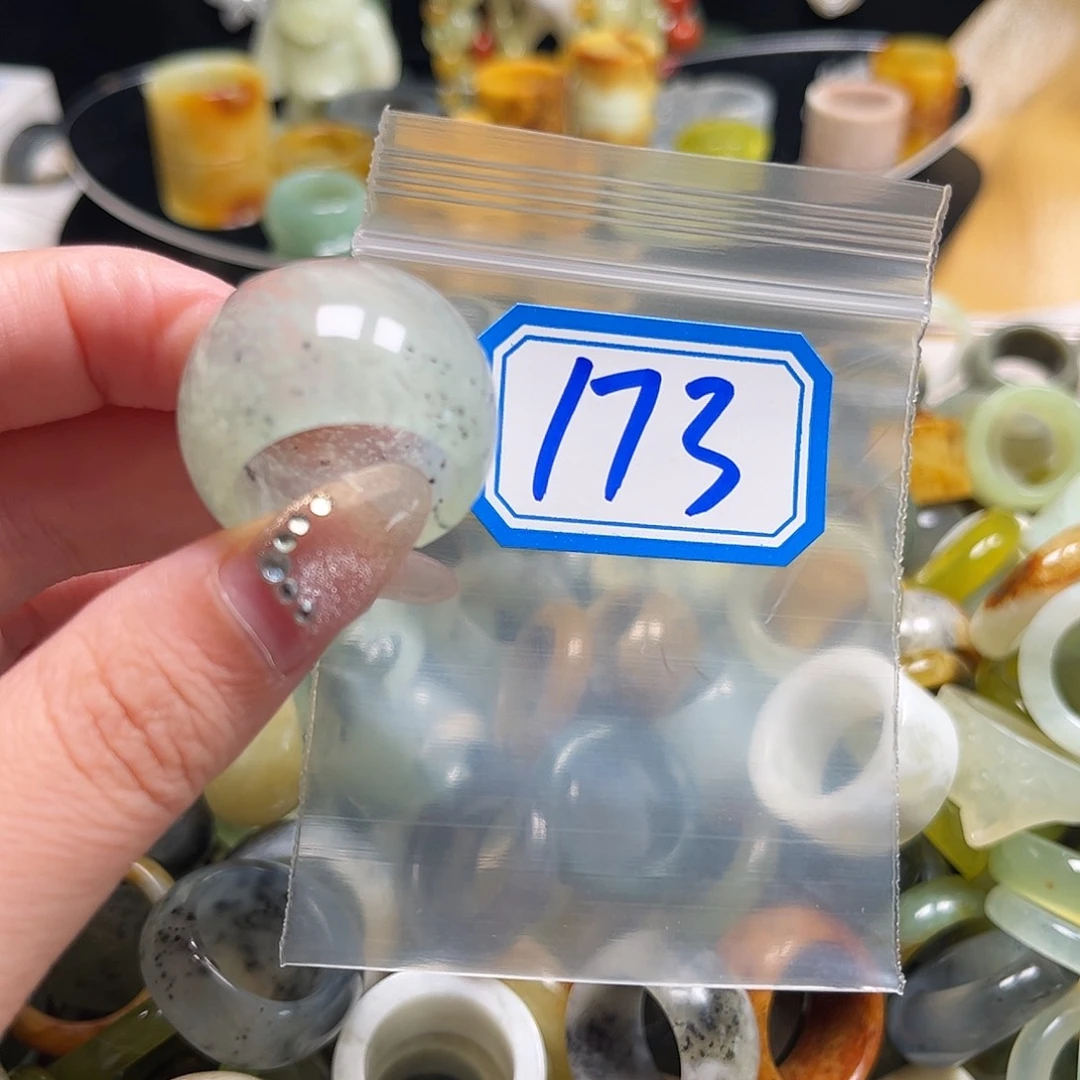 红***红蛇纹石玉未镶嵌珠宝奇石