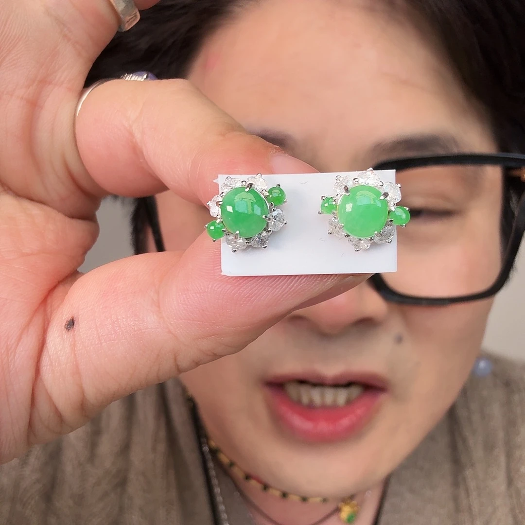 翡翠未镶嵌颈饰一对