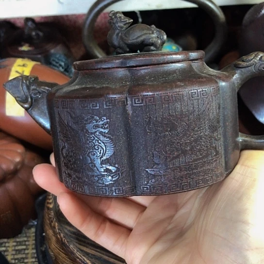 茶壶紫砂原矿泥料手工制作的一把紫砂壶。